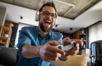 240300300-Sony PlayStation 5 Slim Disk 1TB com 2 Jogos